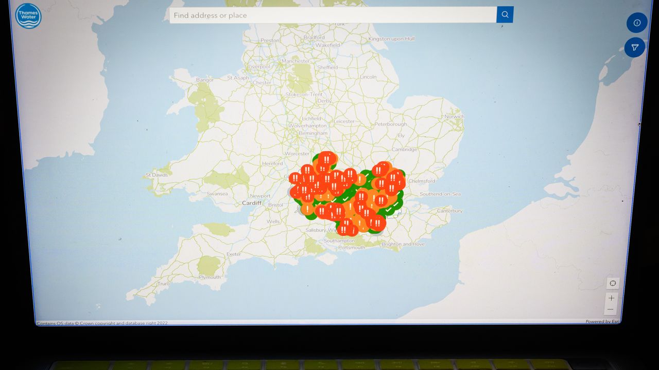 A screen displays real-time notifications of sewage leaks into waterways in the region controlled by Thames Water in January 2023.